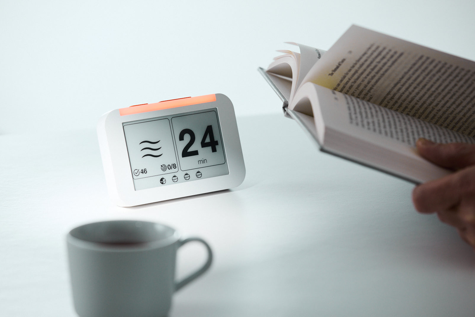 使用者安靜閱讀，Flow Clock 留在桌面陪伴