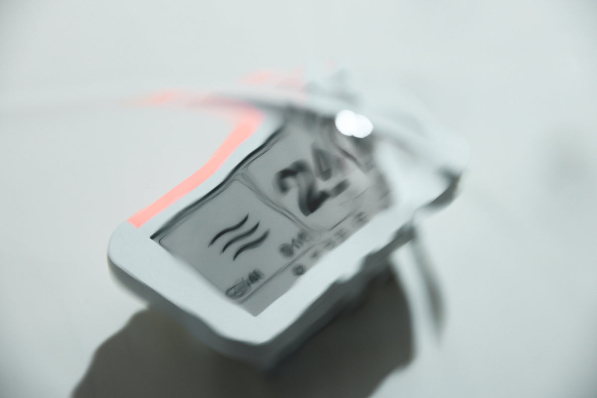 柔焦中的心流鐘，電子紙畫面與橘色專注燈