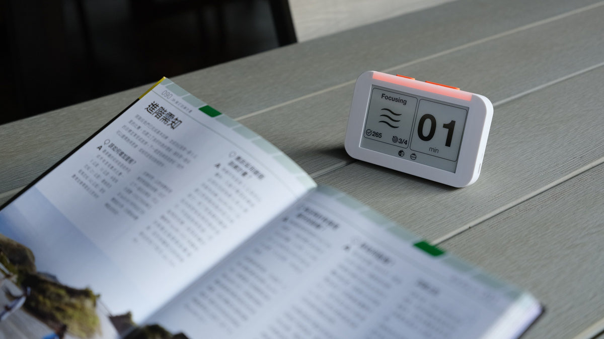 閱讀情境：翻開的書與心流鐘