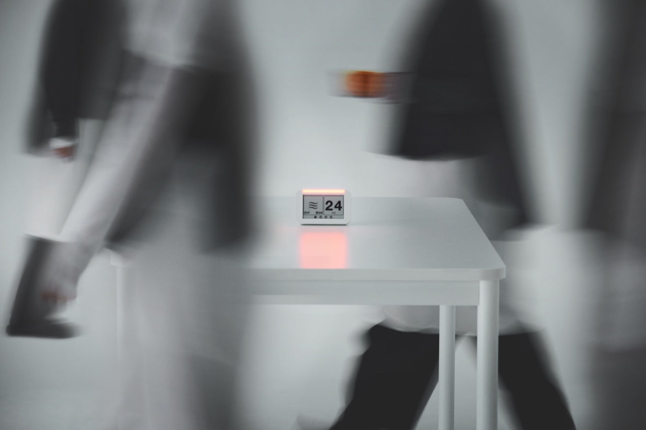 人們在共享空間中移動，Flow Clock 安靜留在桌面
