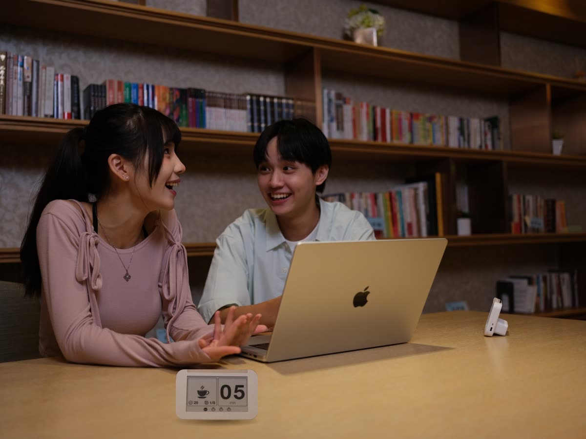 休息時間，伴侶相視而笑；桌上心流鐘顯示休息中